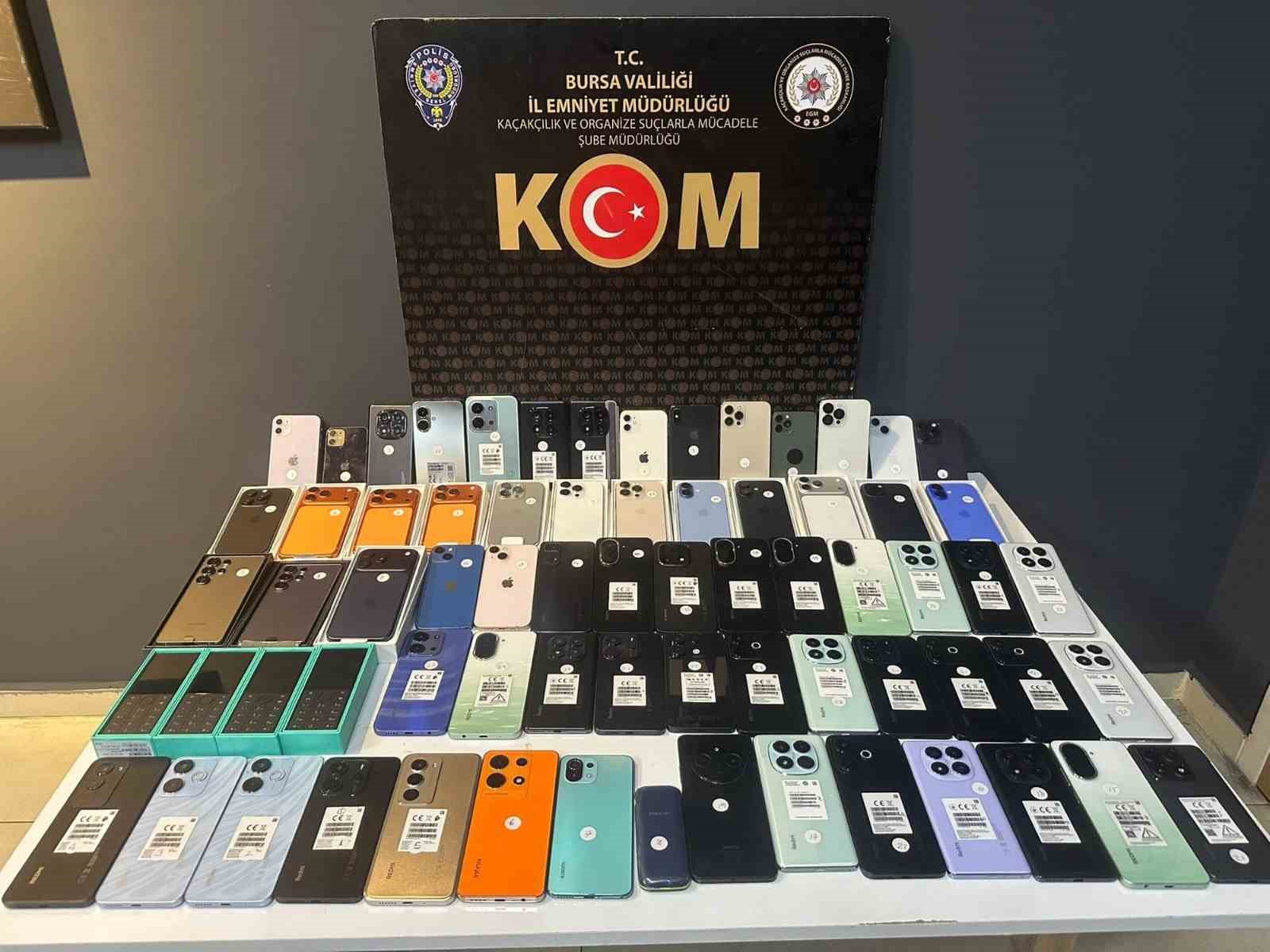 Bursa'da piyasa değeri 3 milyon lira olan kaçak cep telefonları ve USB kablolar ele geçirildi