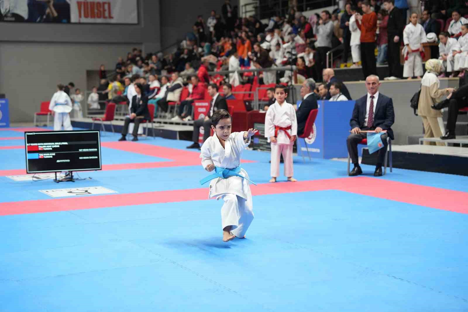 Gaziosmanpaşalı Kaan Ayaz'dan 7 yaşında çifte şampiyonluk