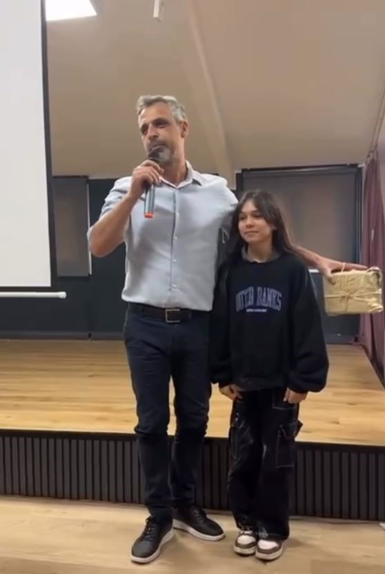 Paspas yapılan alanı kirletmemek için ayakkabılarını çıkarttı