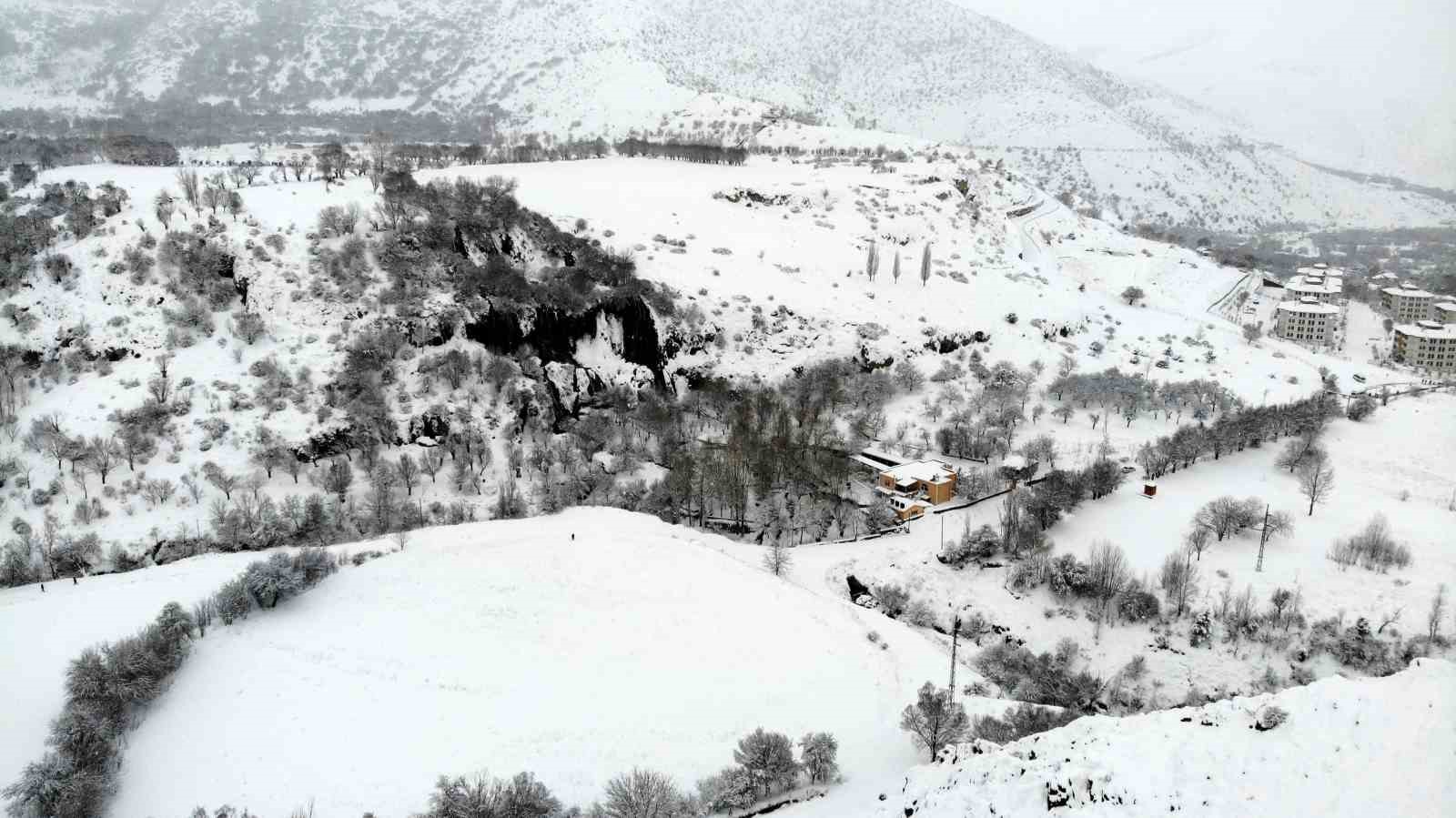 Girlevik Şelalesi'nde kar kalınlığı 20 santimetreye ulaştı