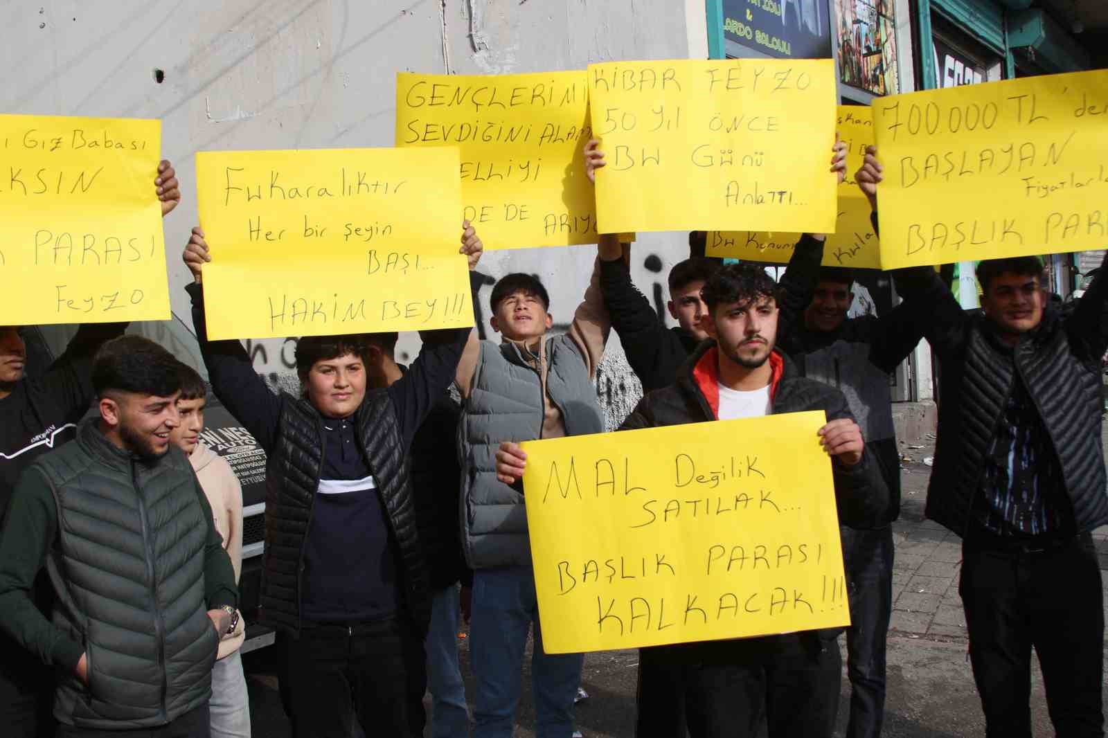 Kibar Feyzo filmi Adana'da gerçek oldu. Gençlerden başlık parası eylemi