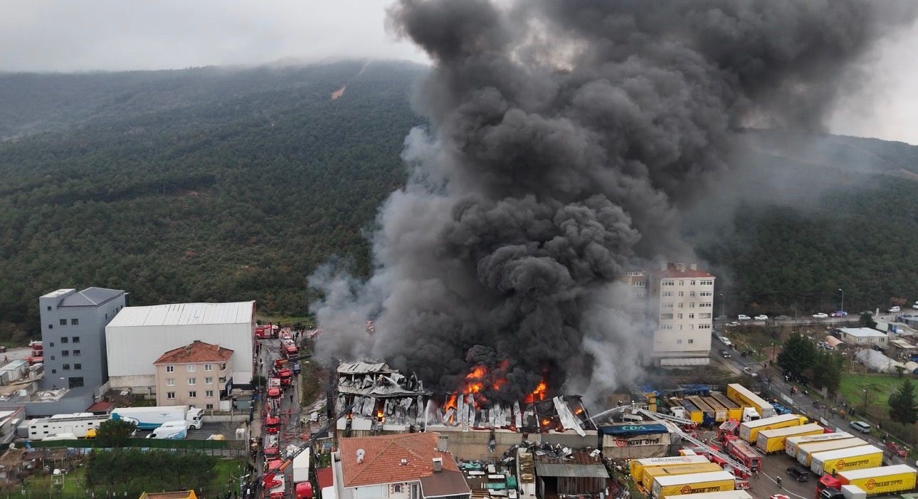 Ataşehir'deki fabrika yangını havadan görüntülendi