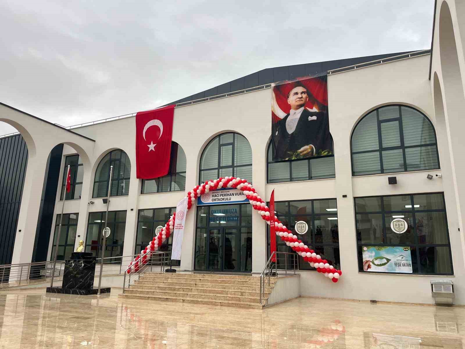 Hayırsever ailesinin Buldan'a yaptırdığı ikinci okul törenle açıldı