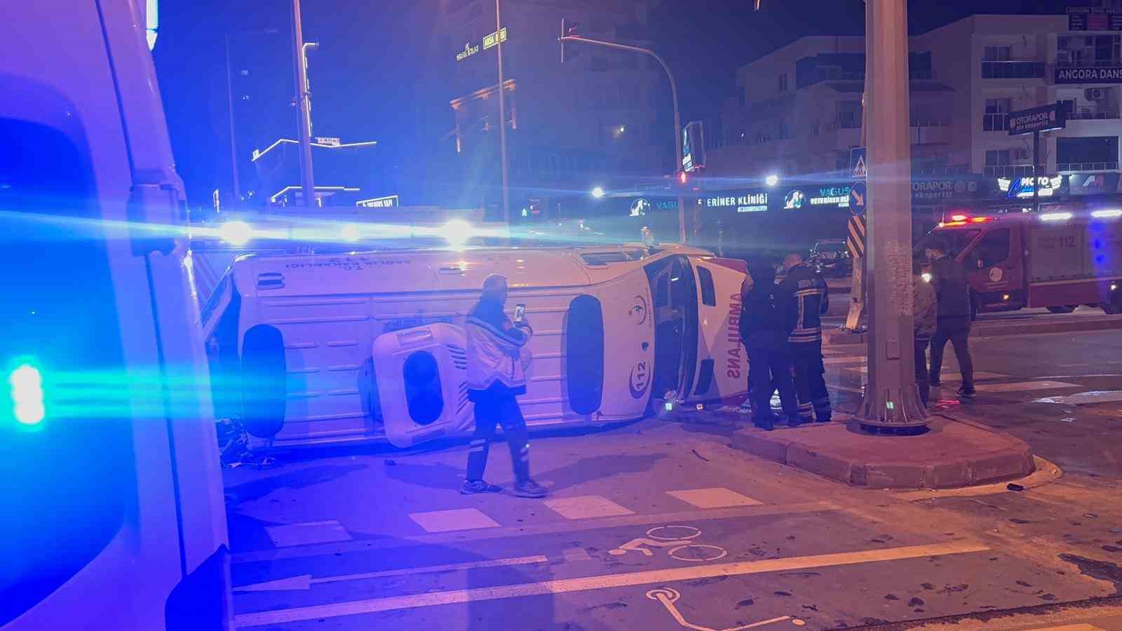 Hasta taşıyan ambulansla otomobil çarpıştı: 4 yaralı