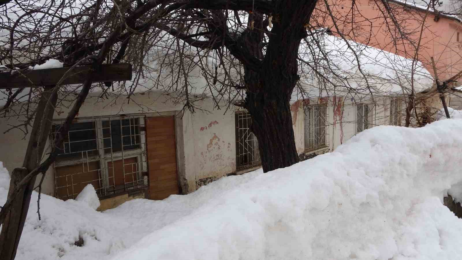 Bitlis'te kar yığınları kardan kaleye dönüştü