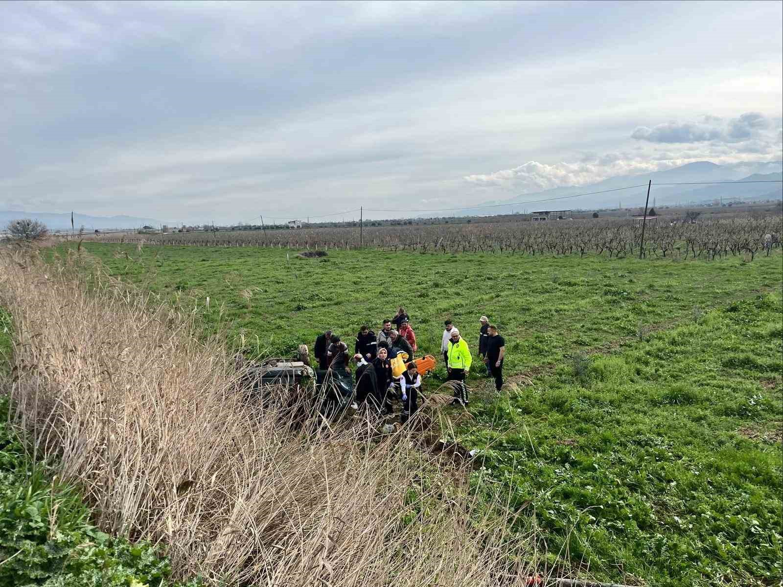 Manisa'da otomobil tarlaya uçtu: 2 yaralı