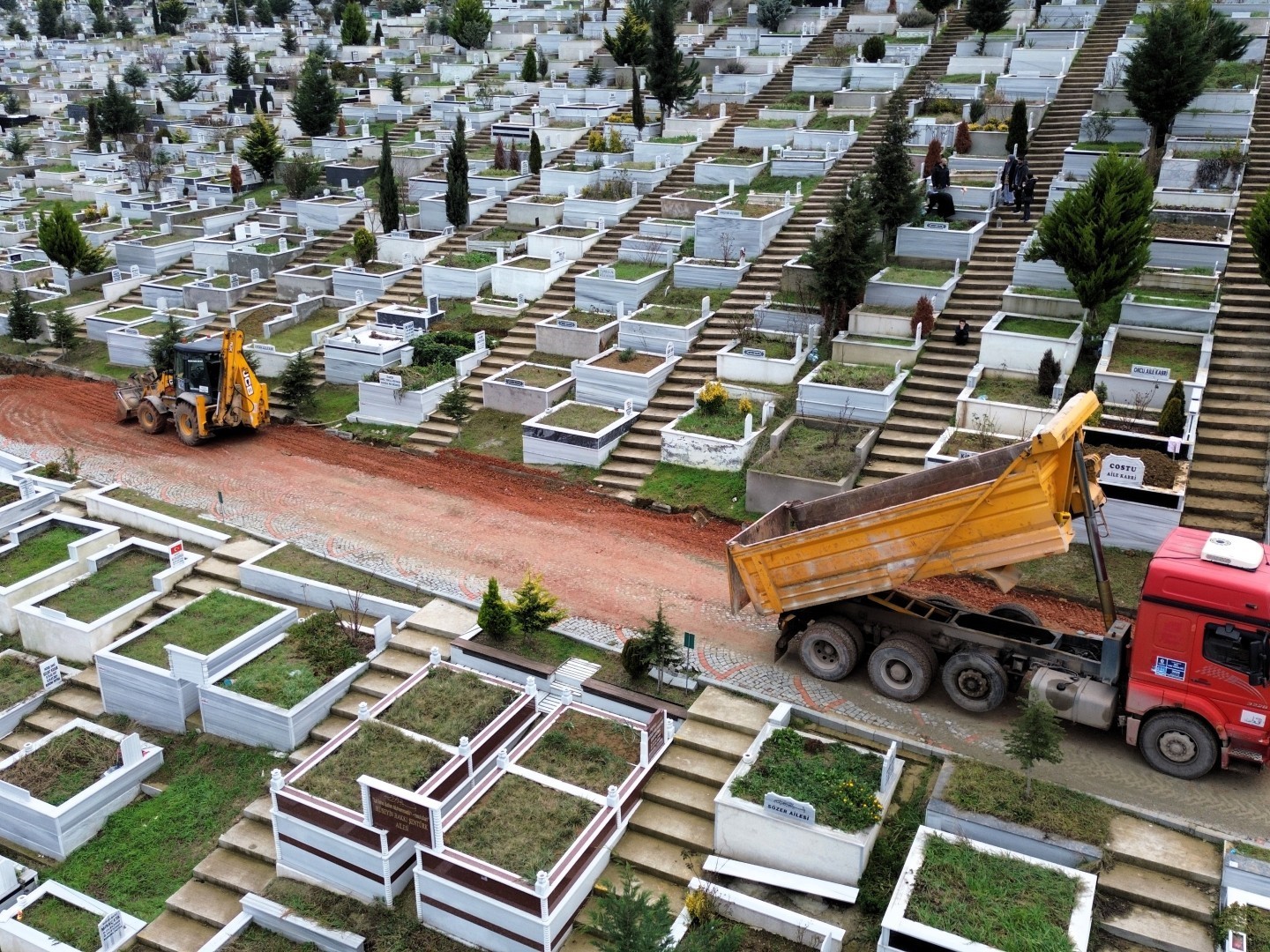 Kocaeli Kent Mezarlığı'nda su hattı yenileme çalışması