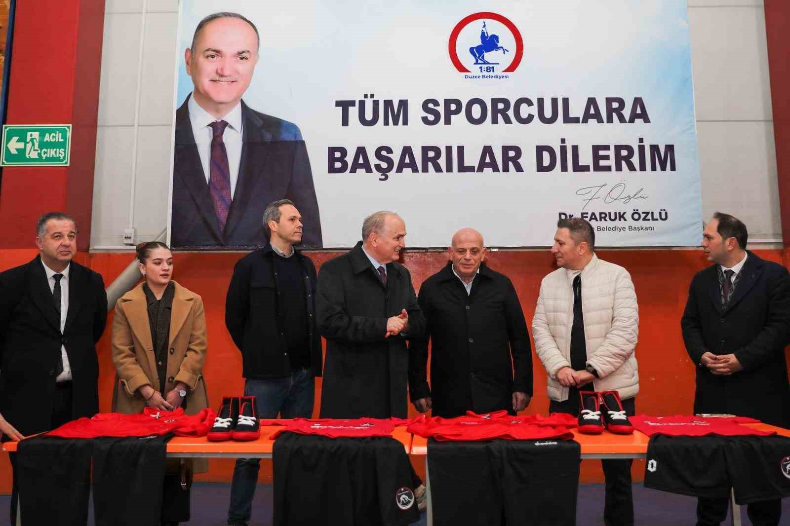 Düzce'de güreşçilere spor malzemeleri dağıtıldı