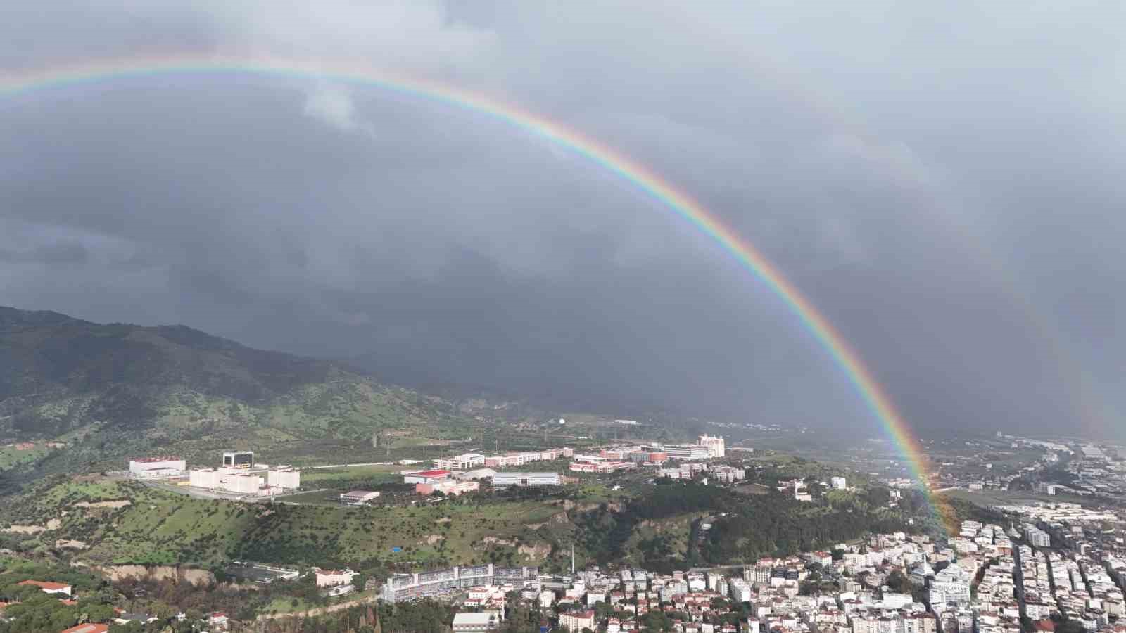 Sağanak sonrası gökkuşağı Aydın'ı sardı
