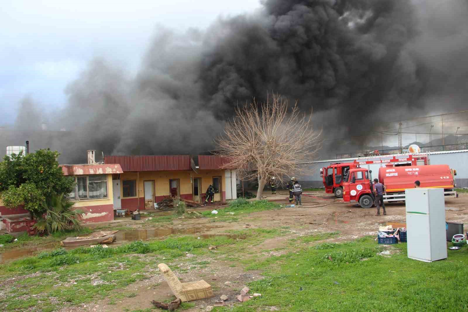 Antalya'da ekmek fırını olarak kullanılan müstakil yapı alev alev yandı
