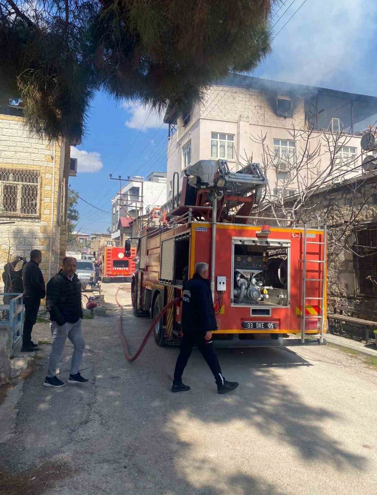 Mut'ta bir evin çatı katında çıkan yangın korkuttu