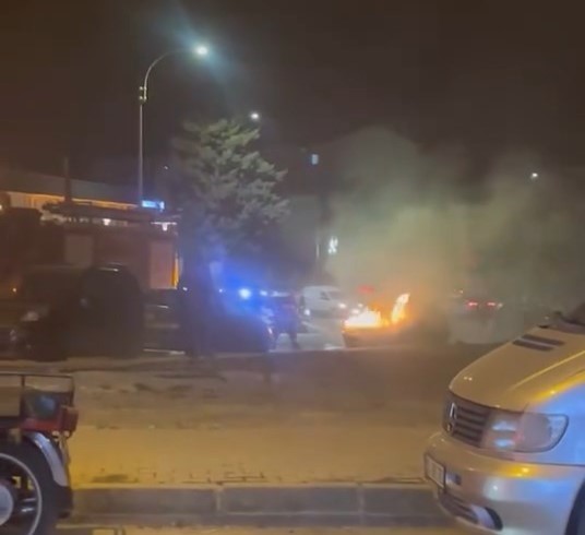 Alev alan aracı itfaiye ekipleri söndürdü