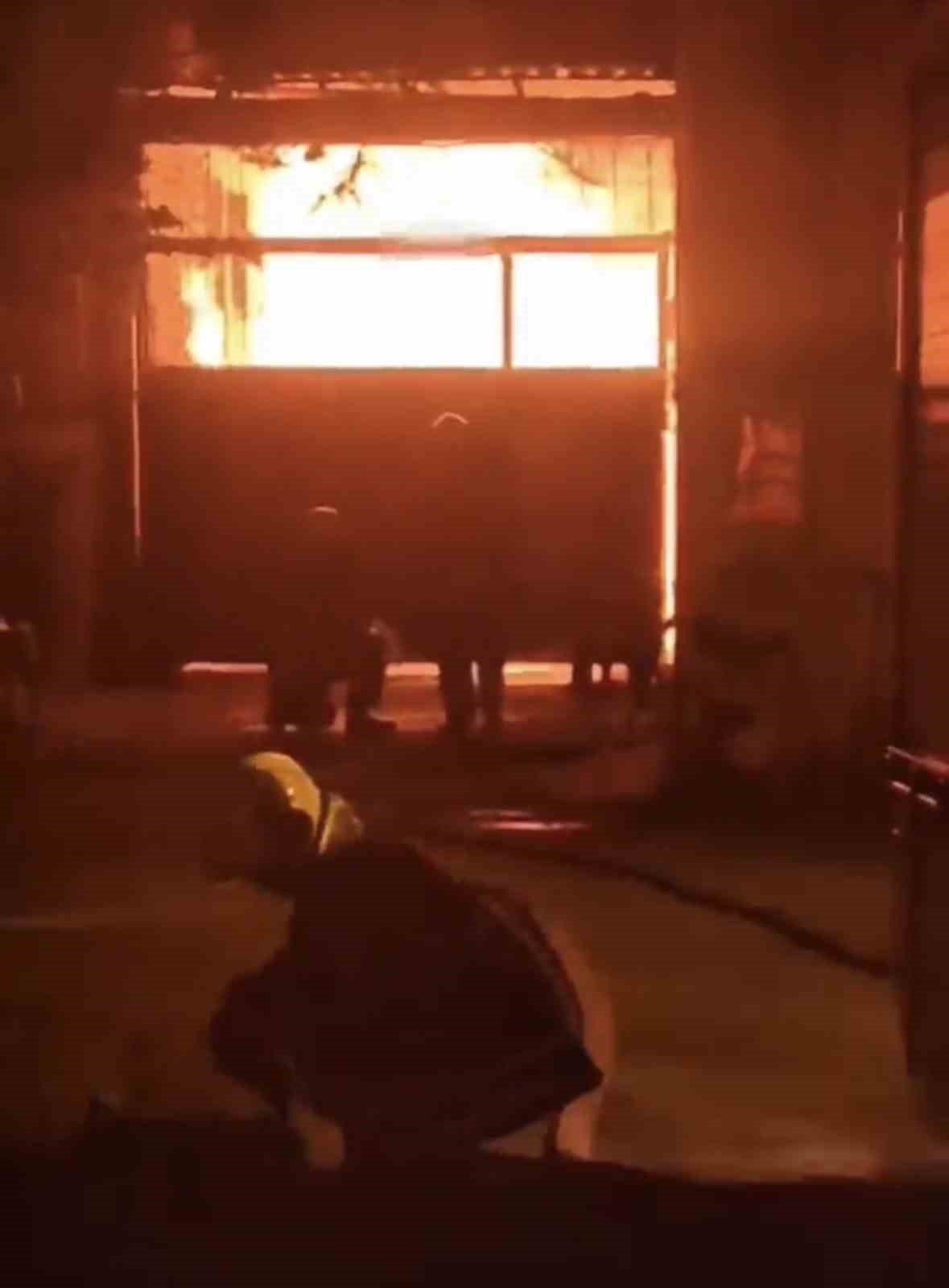 Adana'da mobilya atölyesinde yangın çıktı