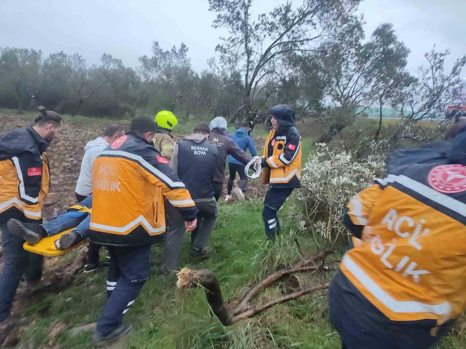 Balıkesir'de kontrolden çıkan otomobil zeytinliğe savruldu: 1 yaralı