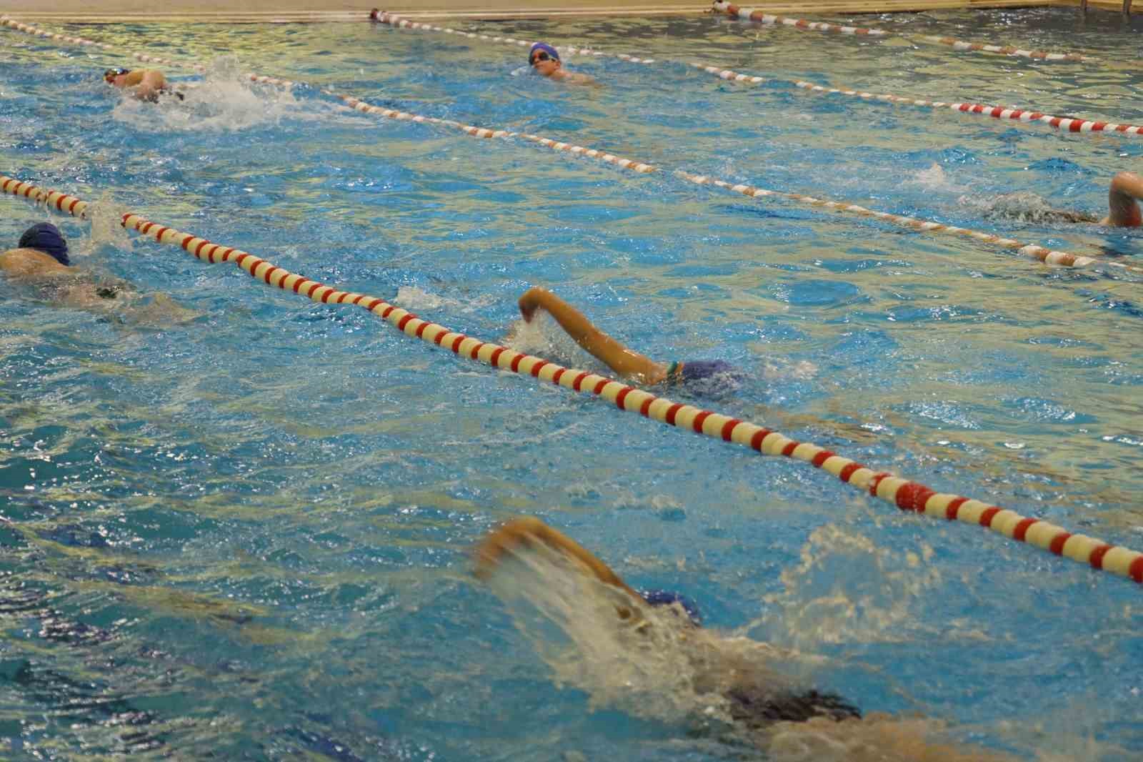 Şanlıurfa'da minik yüzücülerden 24 madalya