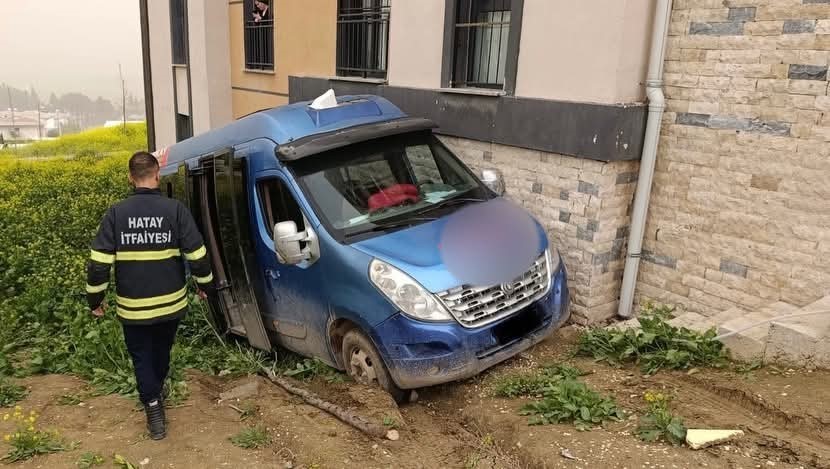 Hatay’da minibüs devrildi: 2 kişi yaralandı