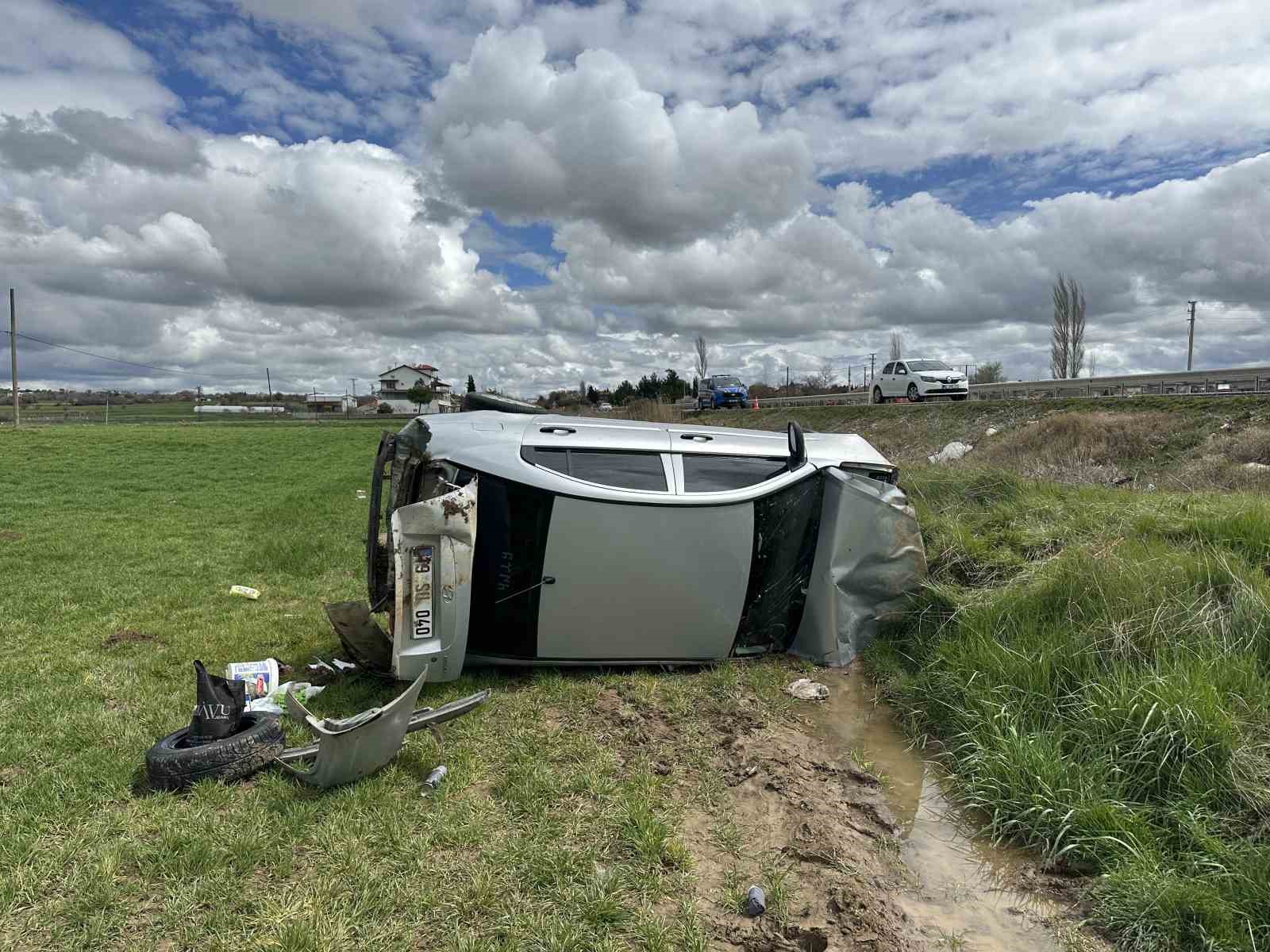 Uşak'ta otomobil tarlaya devrildi: 4 kişi yaralandı