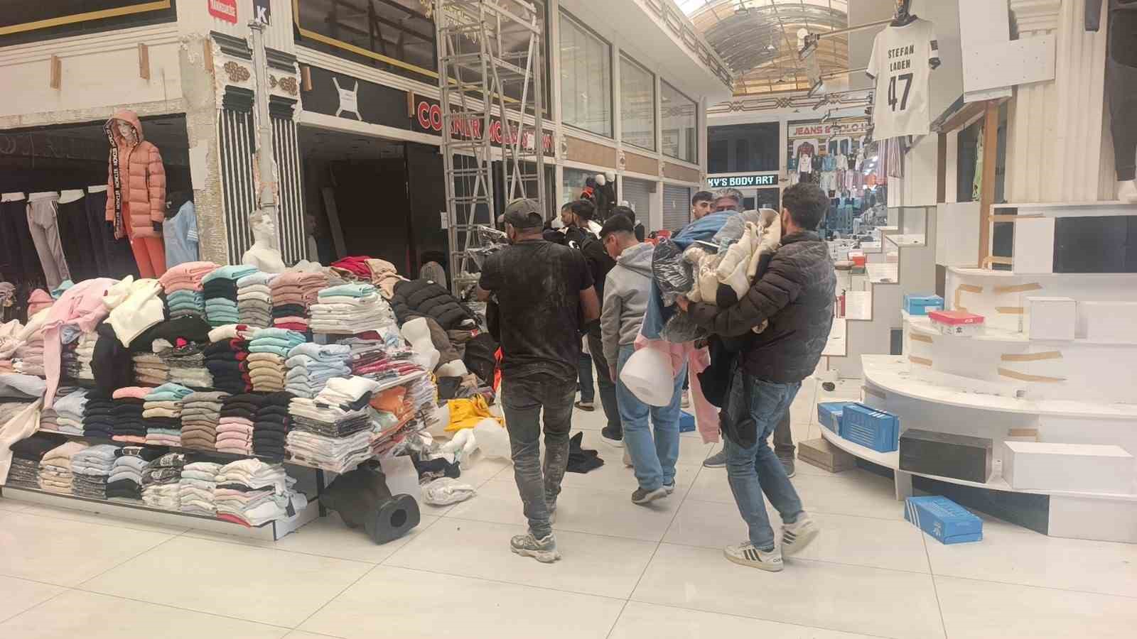 Antalya'da iş merkezinde yangın paniği