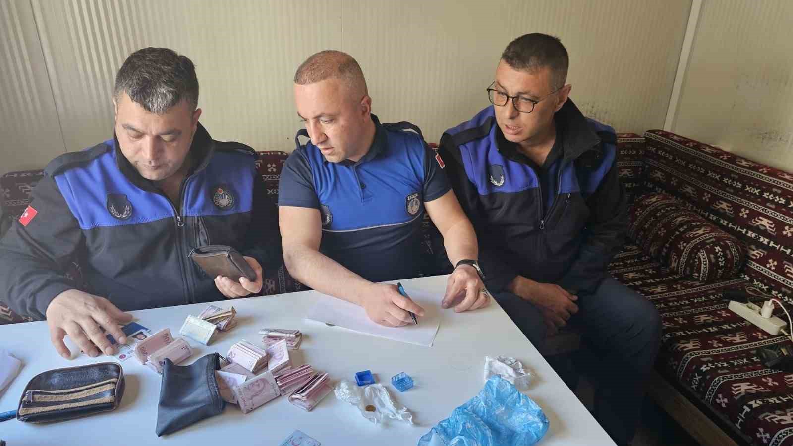 Zabıta tarafından bulunan para ve altın sahibine ulaştırıldı