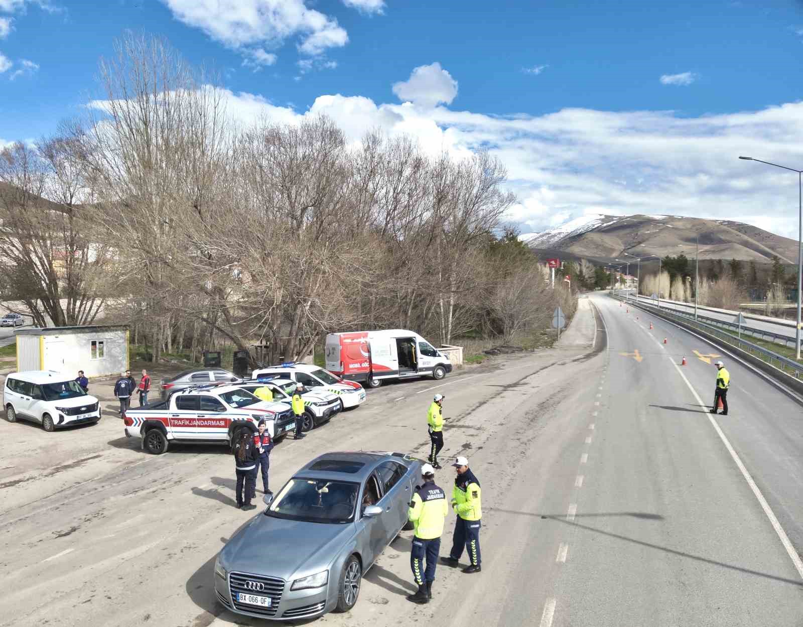 Bayburt'ta emniyet ve jandarmadan ortak trafik denetimi