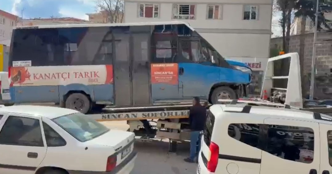 Ankara'da minibüs kamyonetle çarpıştı: 5 yaralı