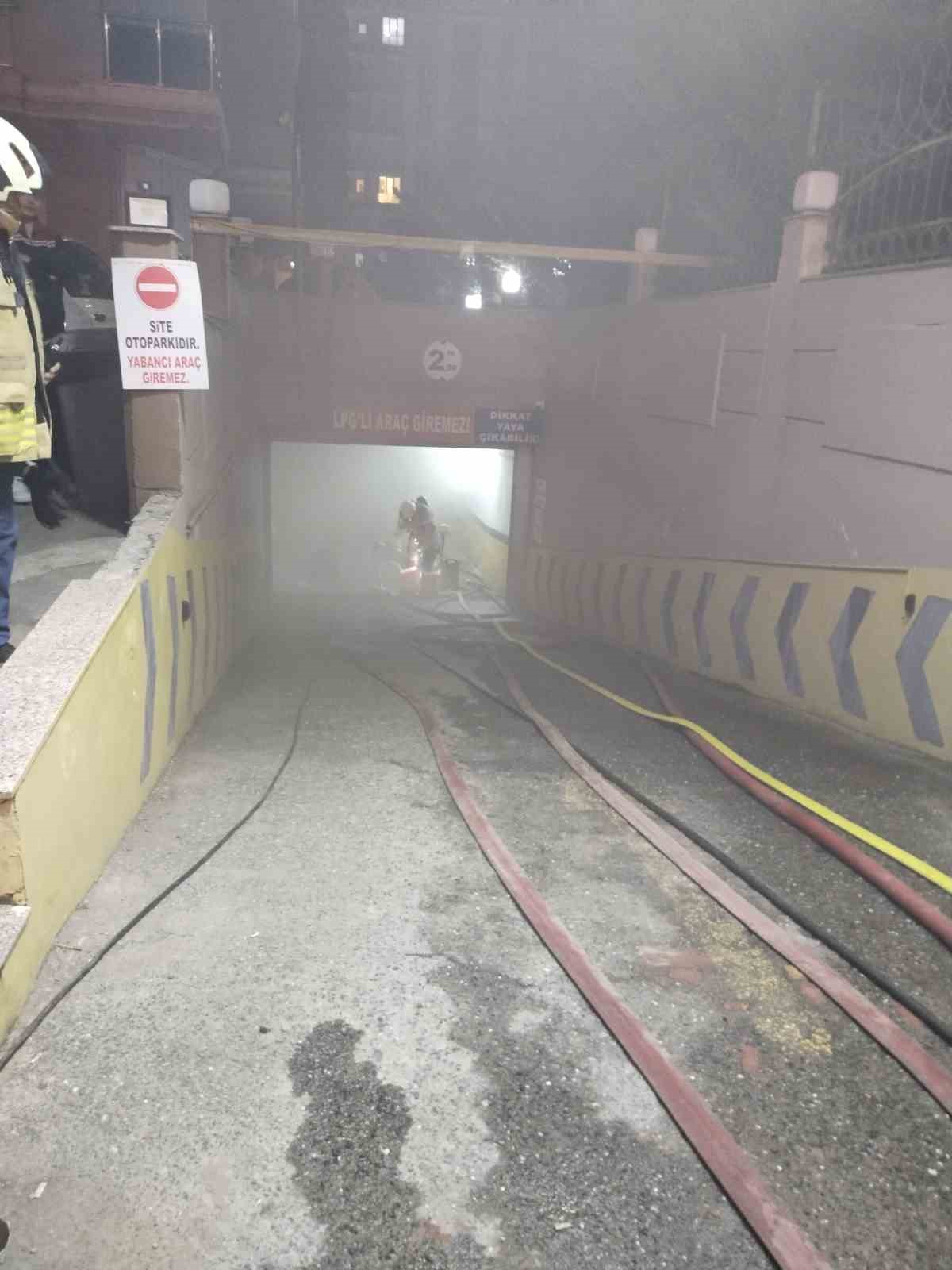 Çekmeköy'de park halindeki araçta yangın çıktı