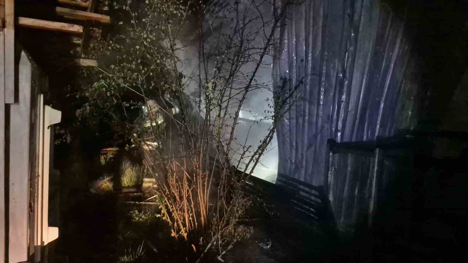 Düzce'de bir evde yangın çıktı: Alevler geceyi aydınlattı