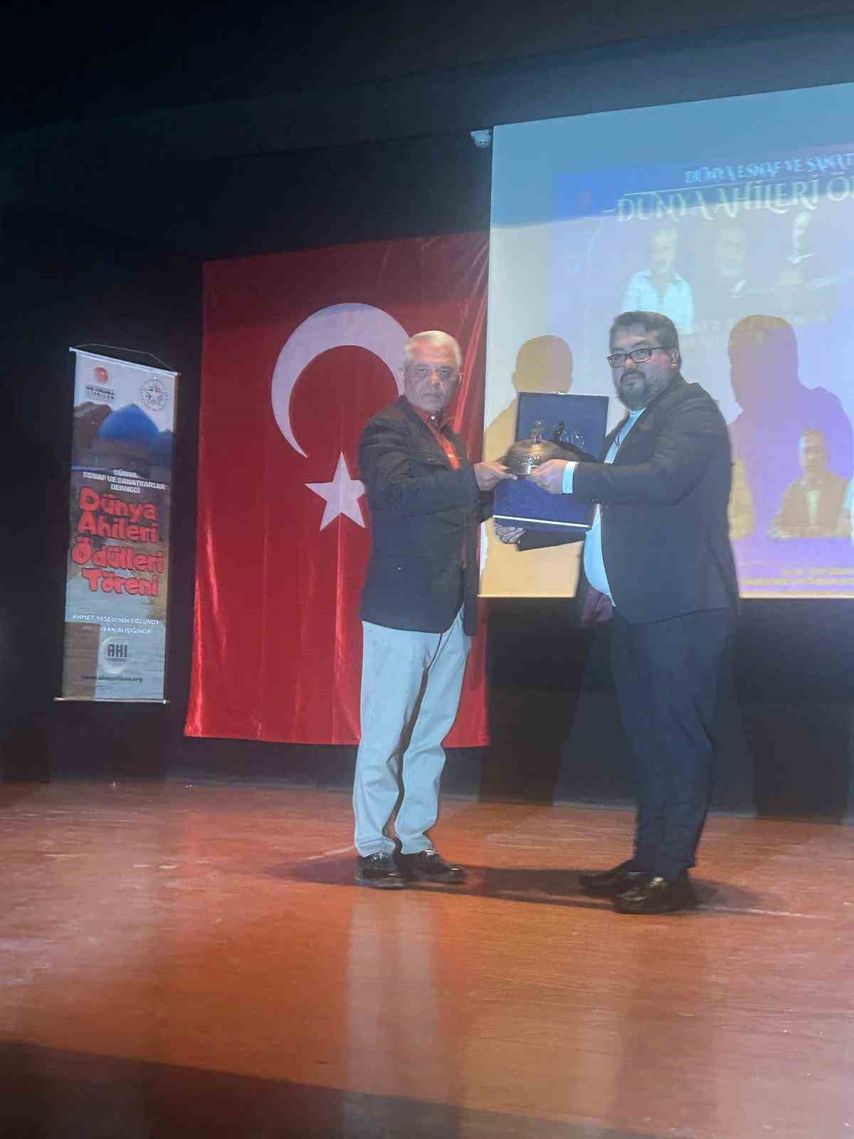 Kasap Halil Usta'nın sahipleri Bakışgan kardeşlere dünya ahilik ödülü