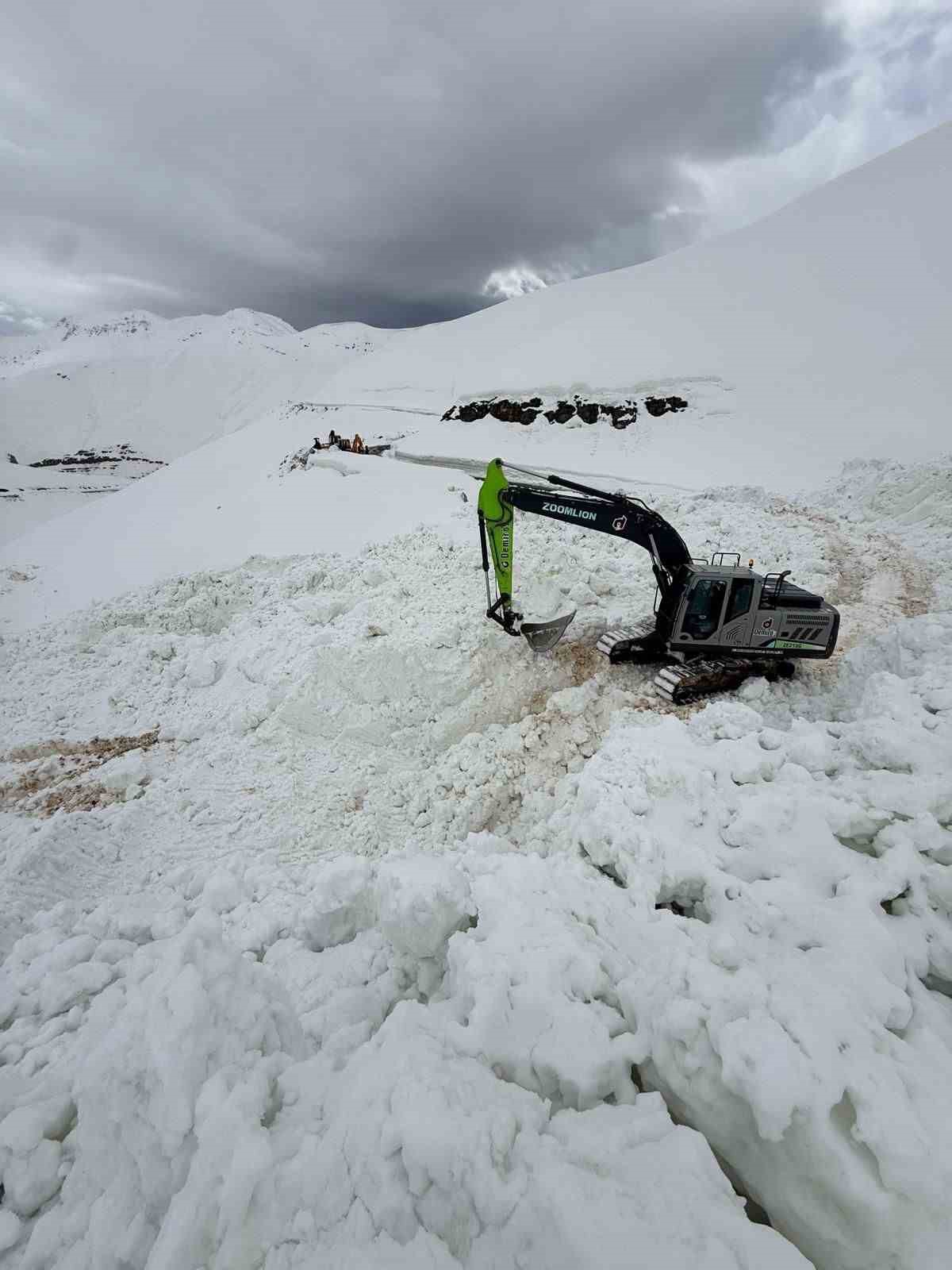 Şırnak'ta çığ düşen yolu açmak için ekipler seferber oluyor