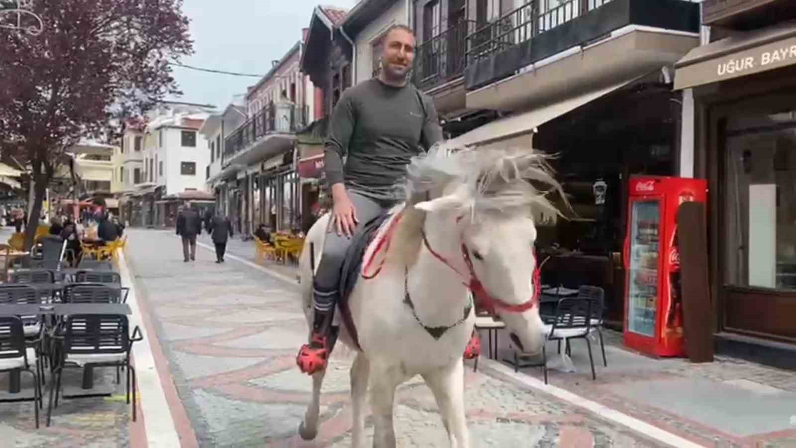 Edirne'de beyaz atla caddeyi turlardı