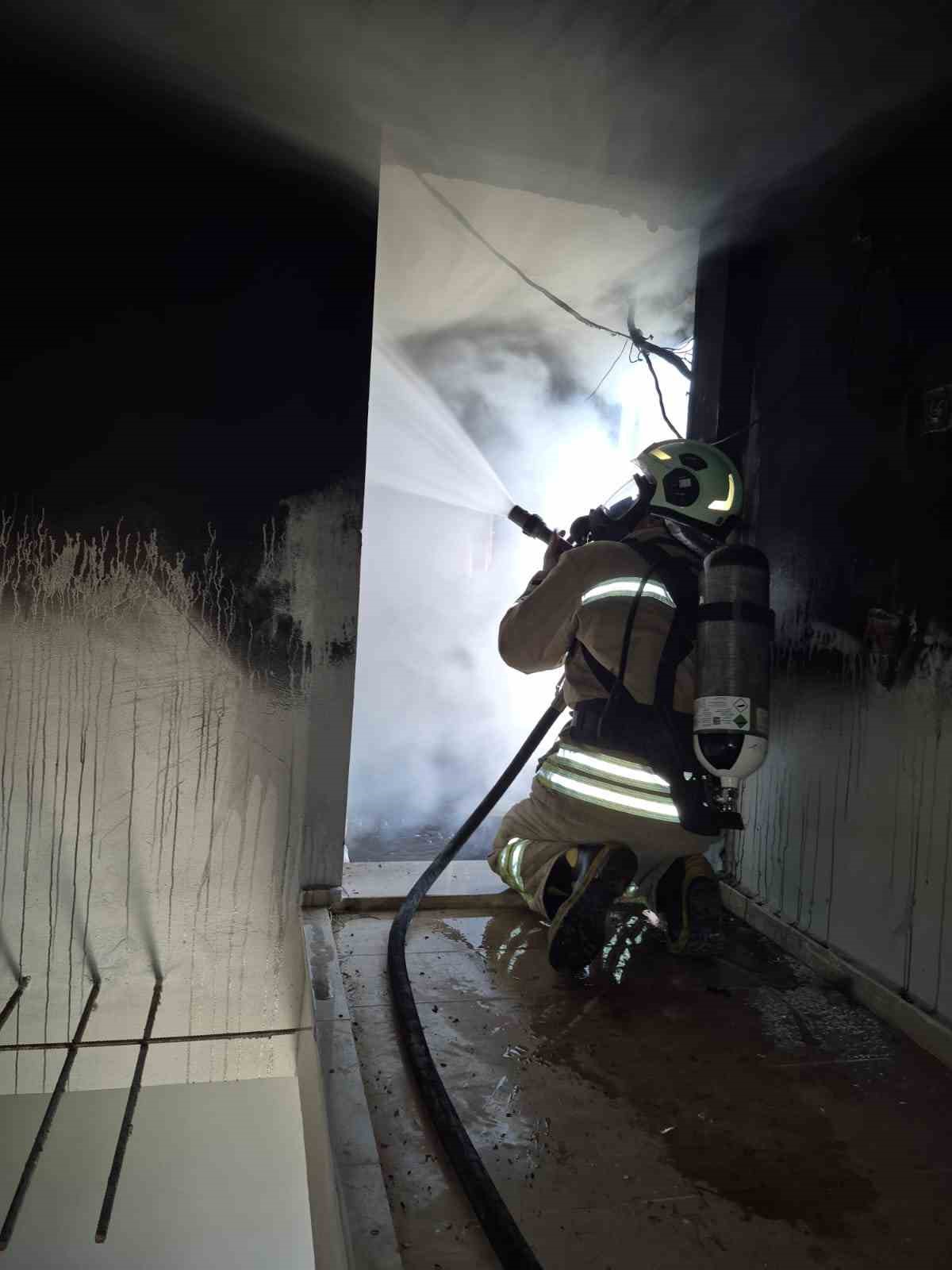 Mardin'de müstakil evin damındaki kulübede çıkan yangın söndürüldü