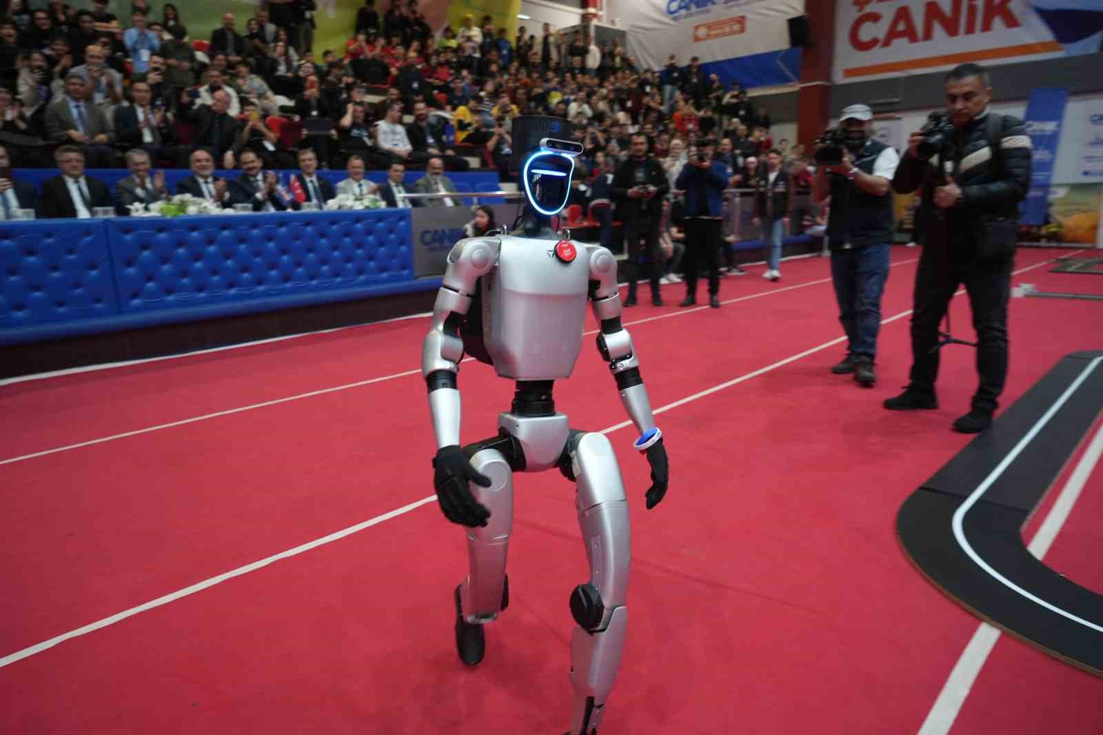 Samsun'da genç kaşifler robotlarıyla sahnede