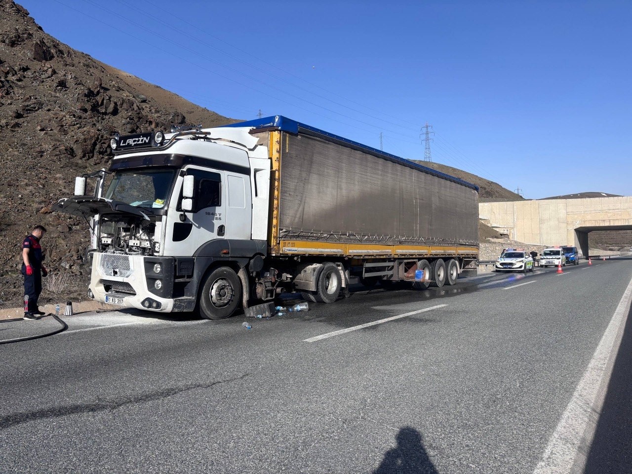 Erzincan'da seyir halindeki tırda çıkan yangın söndürüldü