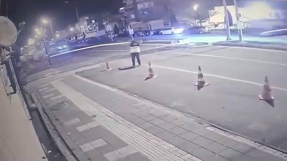 Diyarbakır'da otomobil tren ile çarpıştı: Feci kaza kamerada