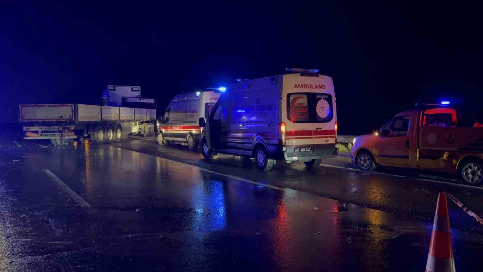 Tarsus-Adana-Gaziantep Otoyolu'nda kamyonet tırla çarpıştı: 1 ölü, 1 yaralı
