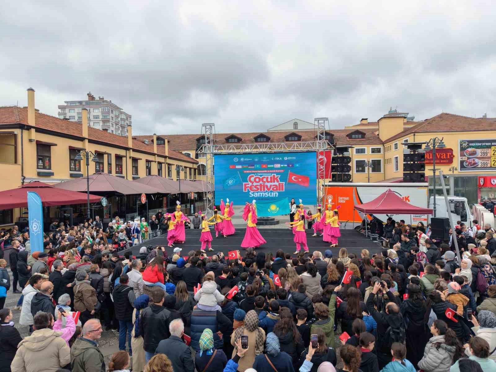 Türk dünyası çocukları, kültürlerini Samsun'da sergiledi