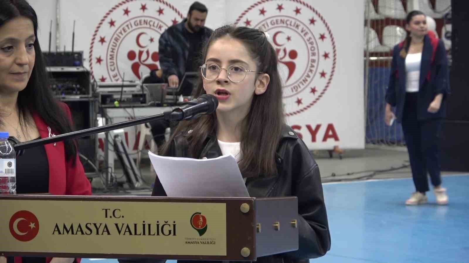 Amasya'da 23 Nisan törenini çocuk sunucu sundu, usta sunucuları aratmadı