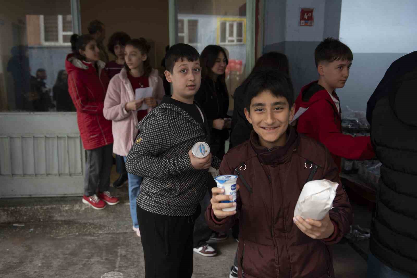 Öğrencilere 23 Nisan'da döner ikramı