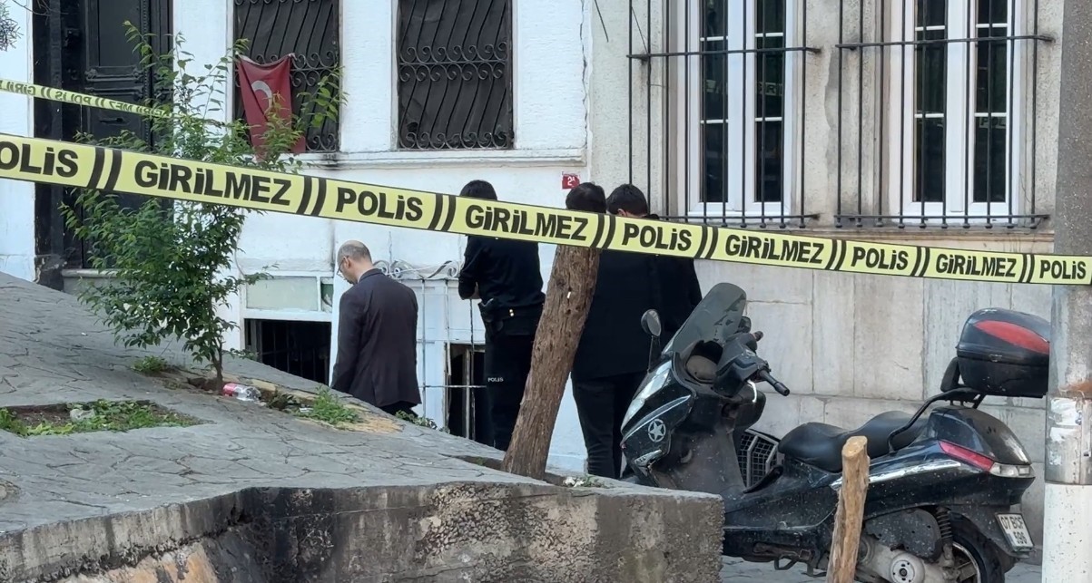 Beyoğlu'nda bir kişi apartman dairesinde ölü bulundu