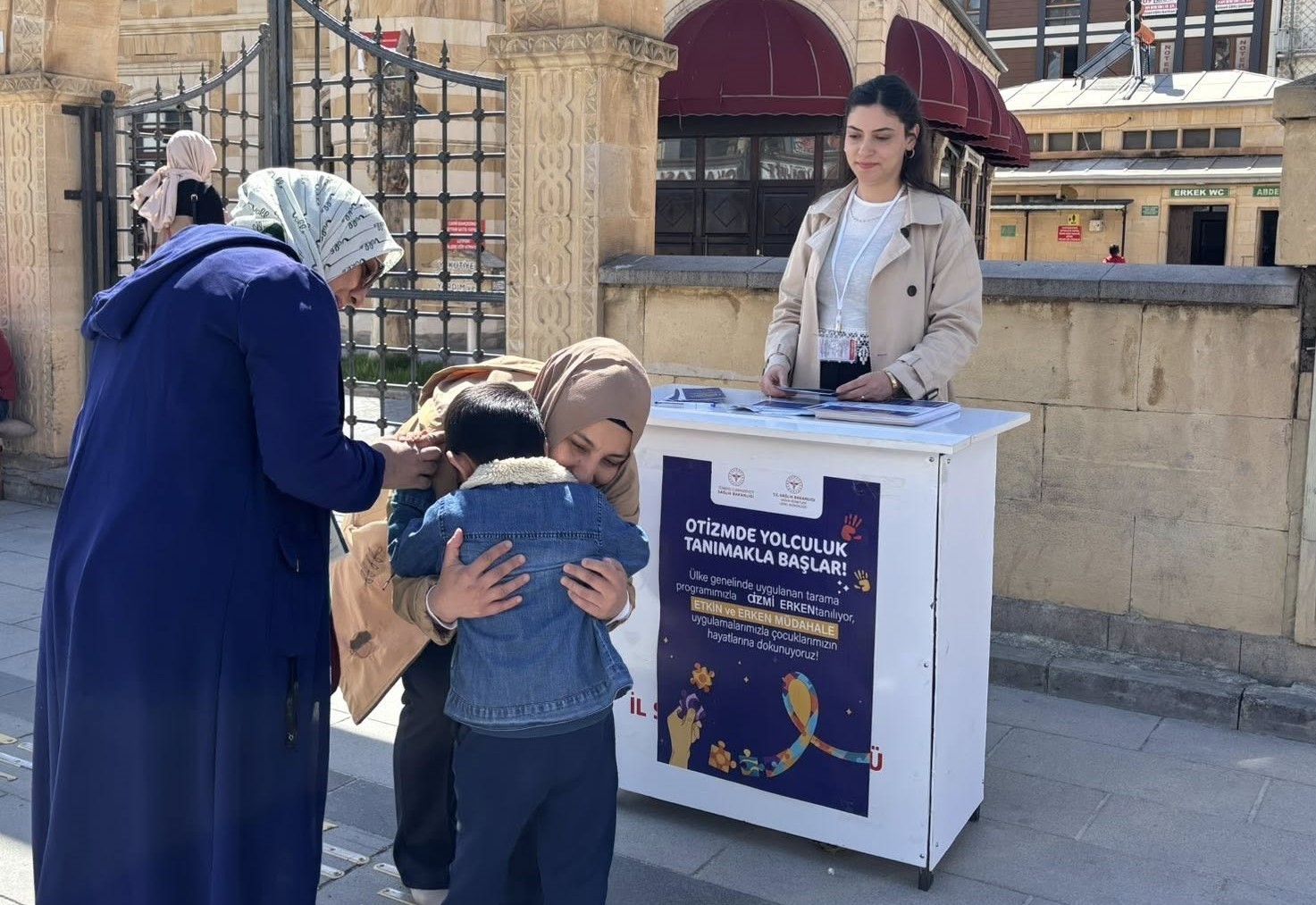 Bayburt'ta otizm farkındalığı için vatandaşlar bilgilendirildi