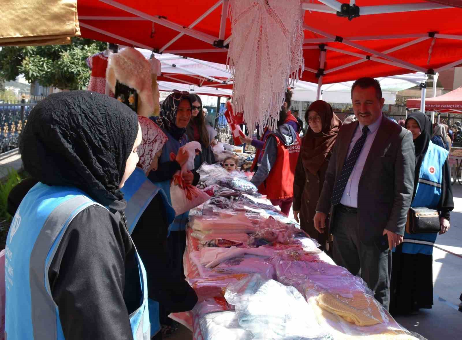 Bilecik'te 'İki İnsan Bir Hayat: Aile' temalı 'Hayır Çarşısı' açıldı