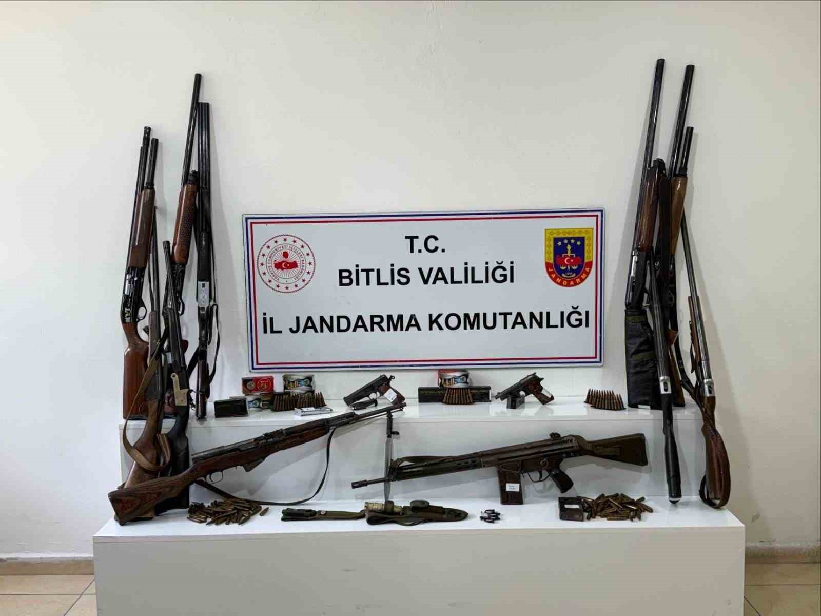 Bitlis'te 20 adrese eş zamanlı baskın: Çok sayıda silah, mühimmat ele geçirildi