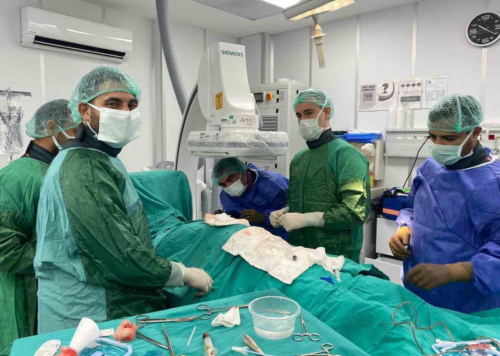 Tarsus Devlet Hastanesi'nde şoklama özellikli kalp pili takıldı