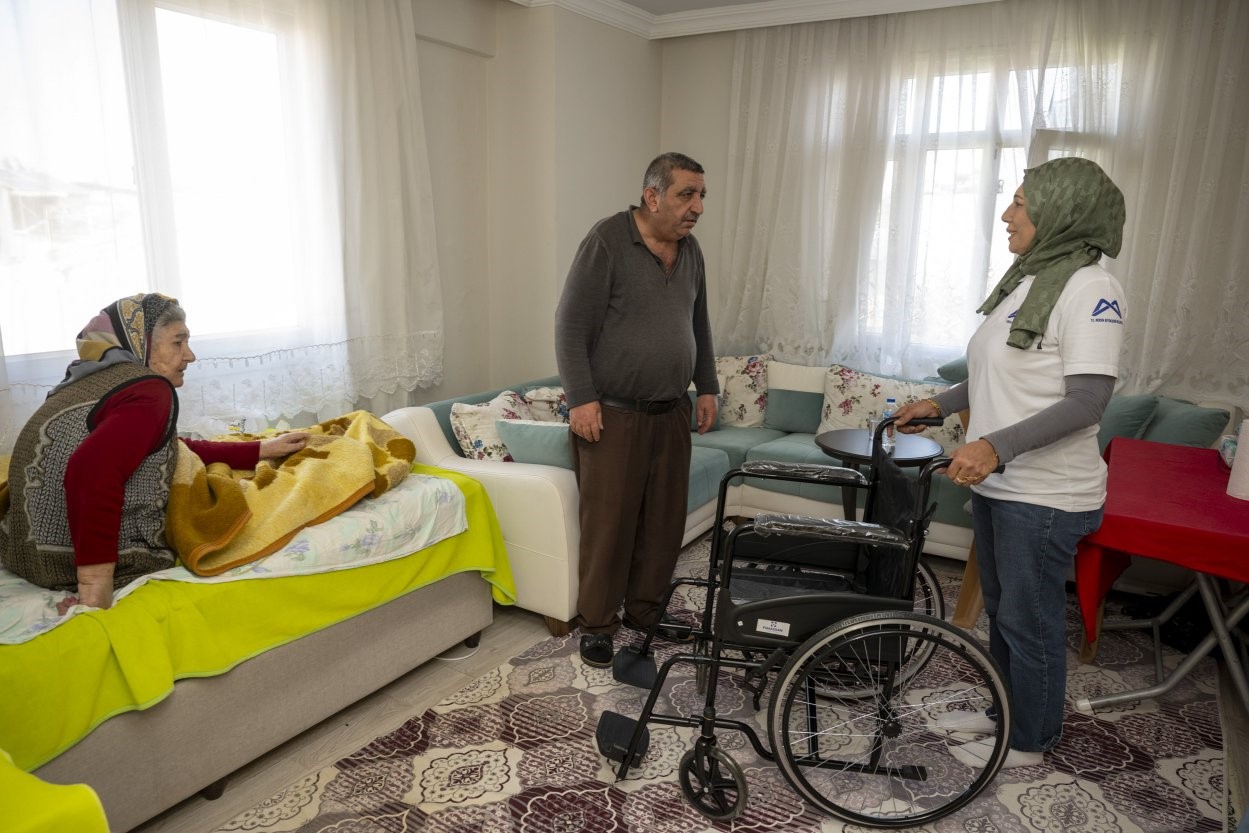 Mersin'de engellilere tekerlekli sandalye ve hasta bezi desteği