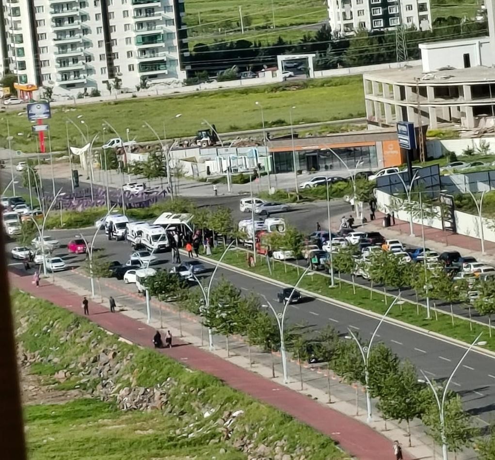 Diyarbakır'da şehir içi minibüs ile otomobil çarpıştı: 5 yaralı