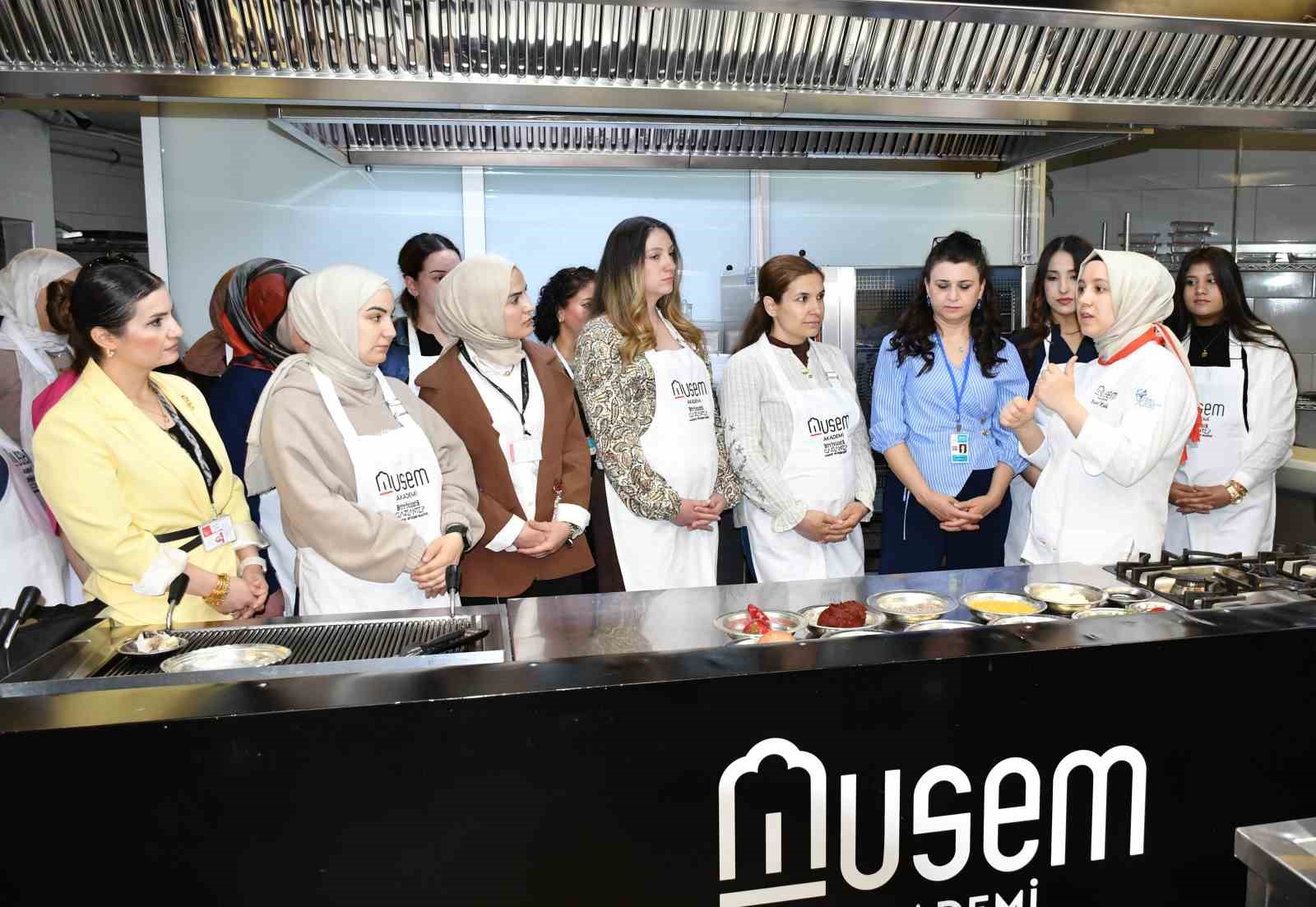 Gaziantep'te 'ebe gebe el ele' vererek pirpirim aşı yaptı