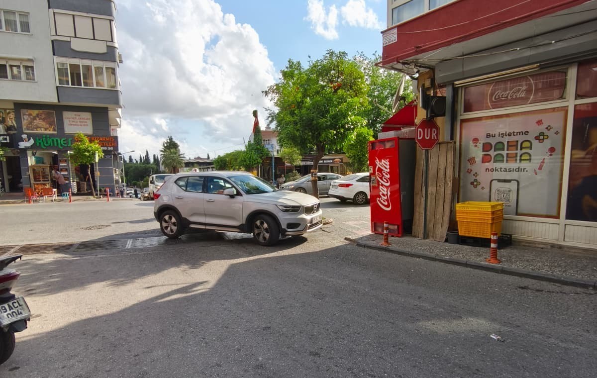 Aydın'da duyarsız araç parkı trafiği kilitledi