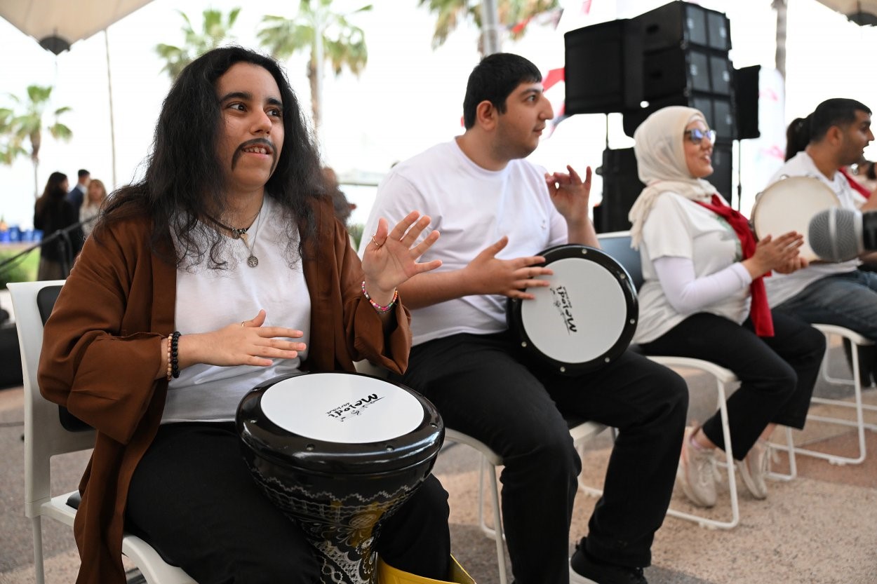Mersin'de engeller sanat ve müzikle aşıldı