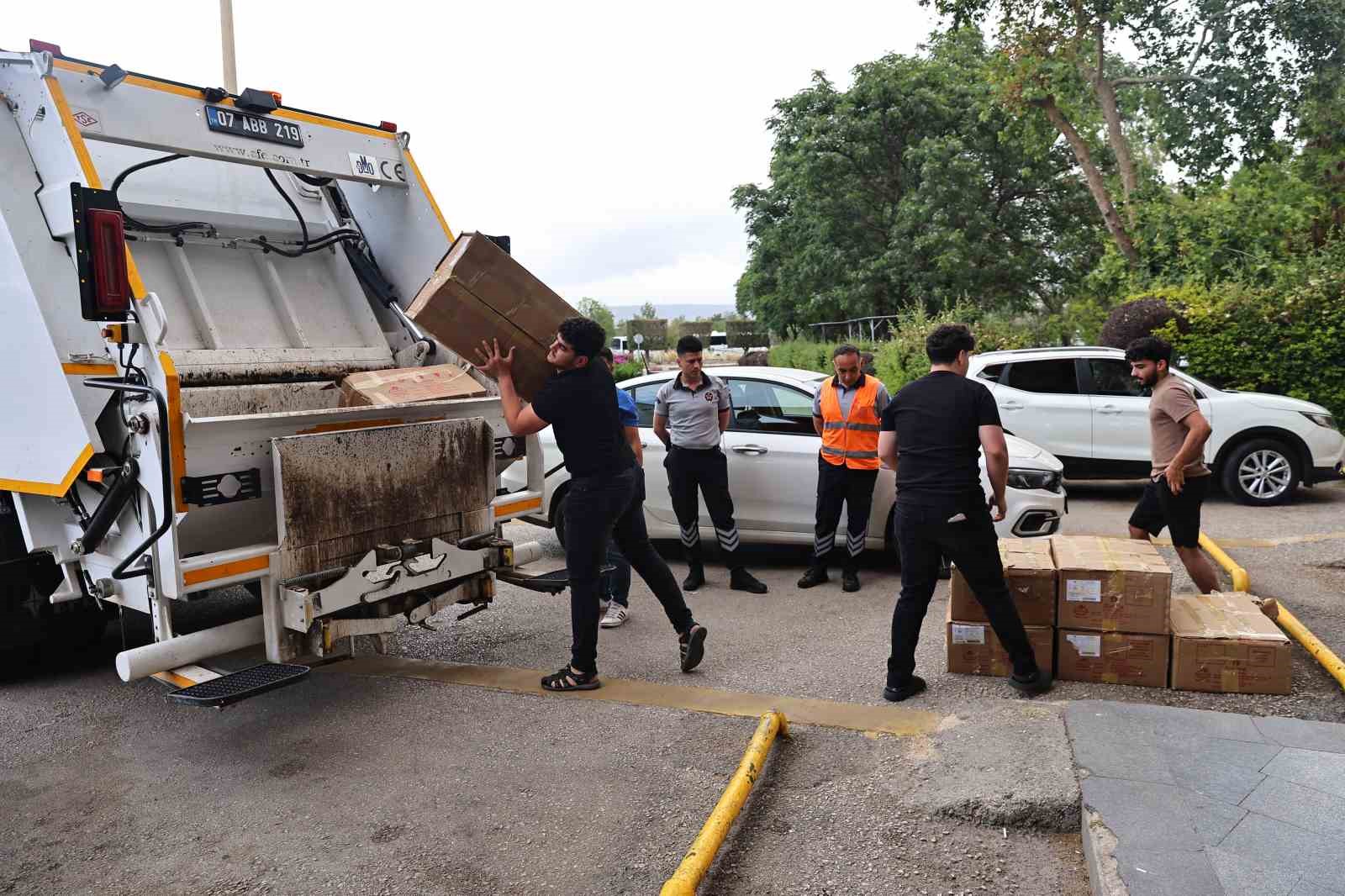 Otobüsle usulsüz taşınan yaklaşık 1 ton yoğurt Antalya otogarında imha edildi