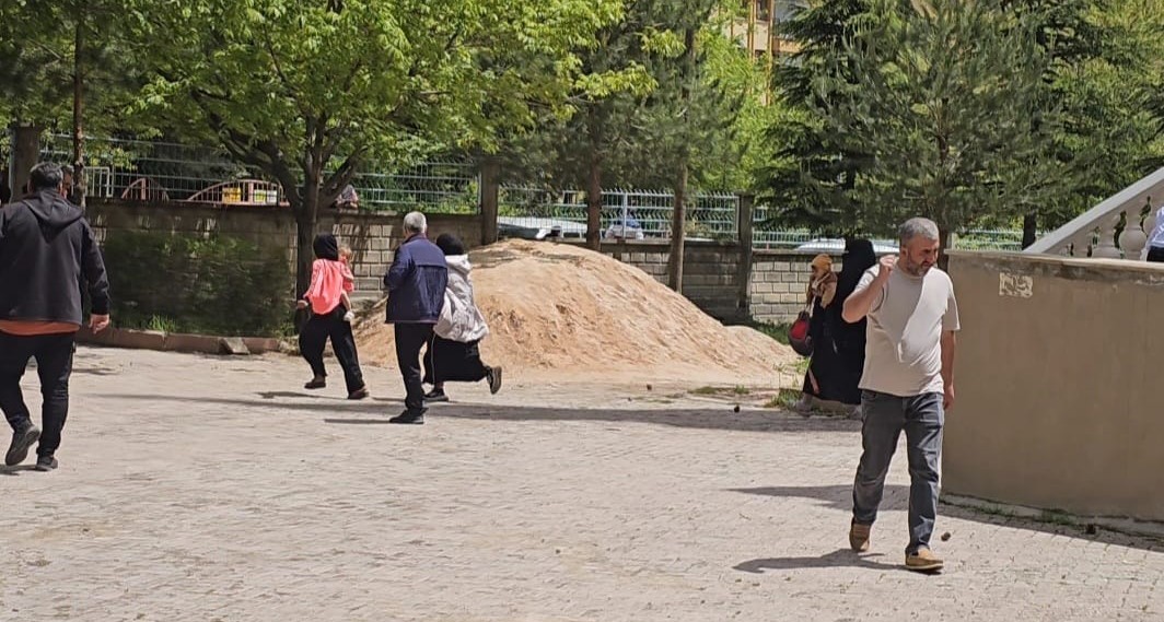 Elazığ'da dilenciler kaçtı, zabıta yakaladı: 'Hepsi kaçtı gitti, beni bırakma aman ha'